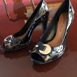 Patent leather black and leopard trim pumps